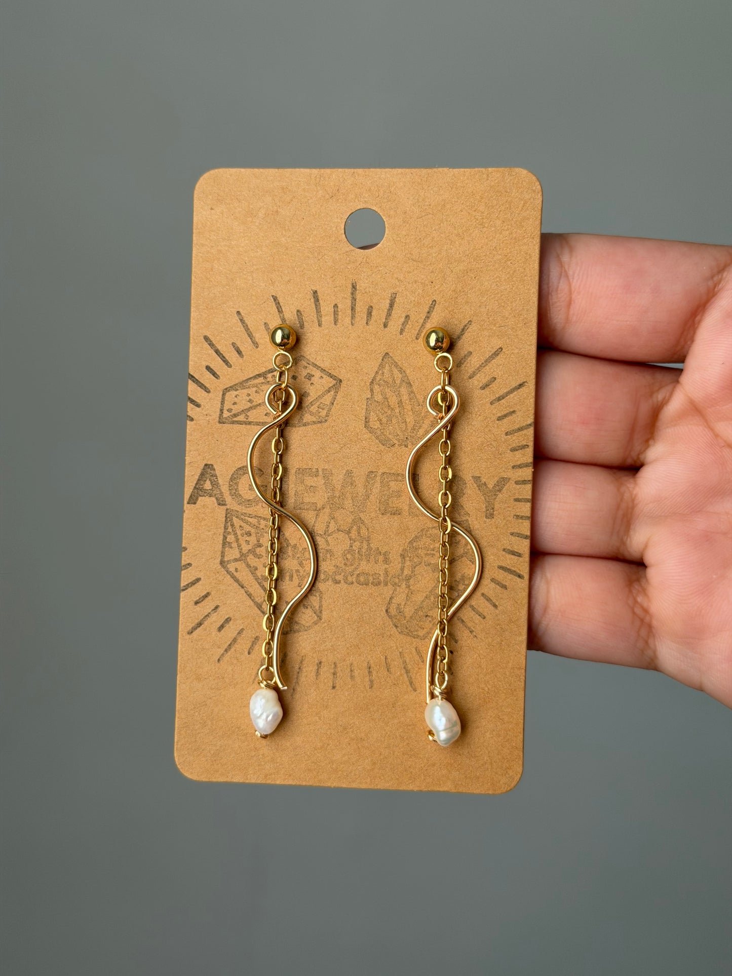 Pearl wave stud earrings