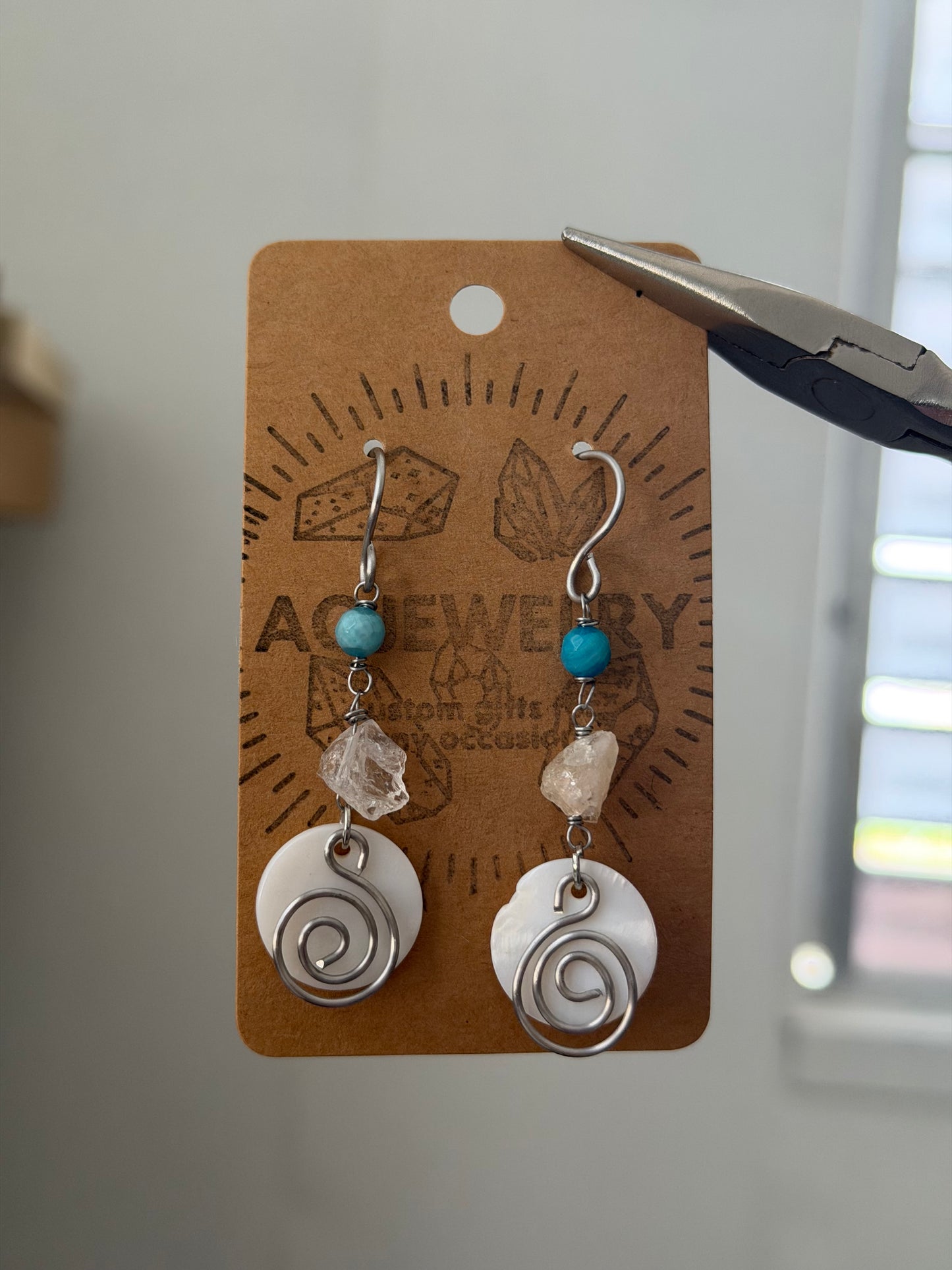Nácar mini swirl earrings