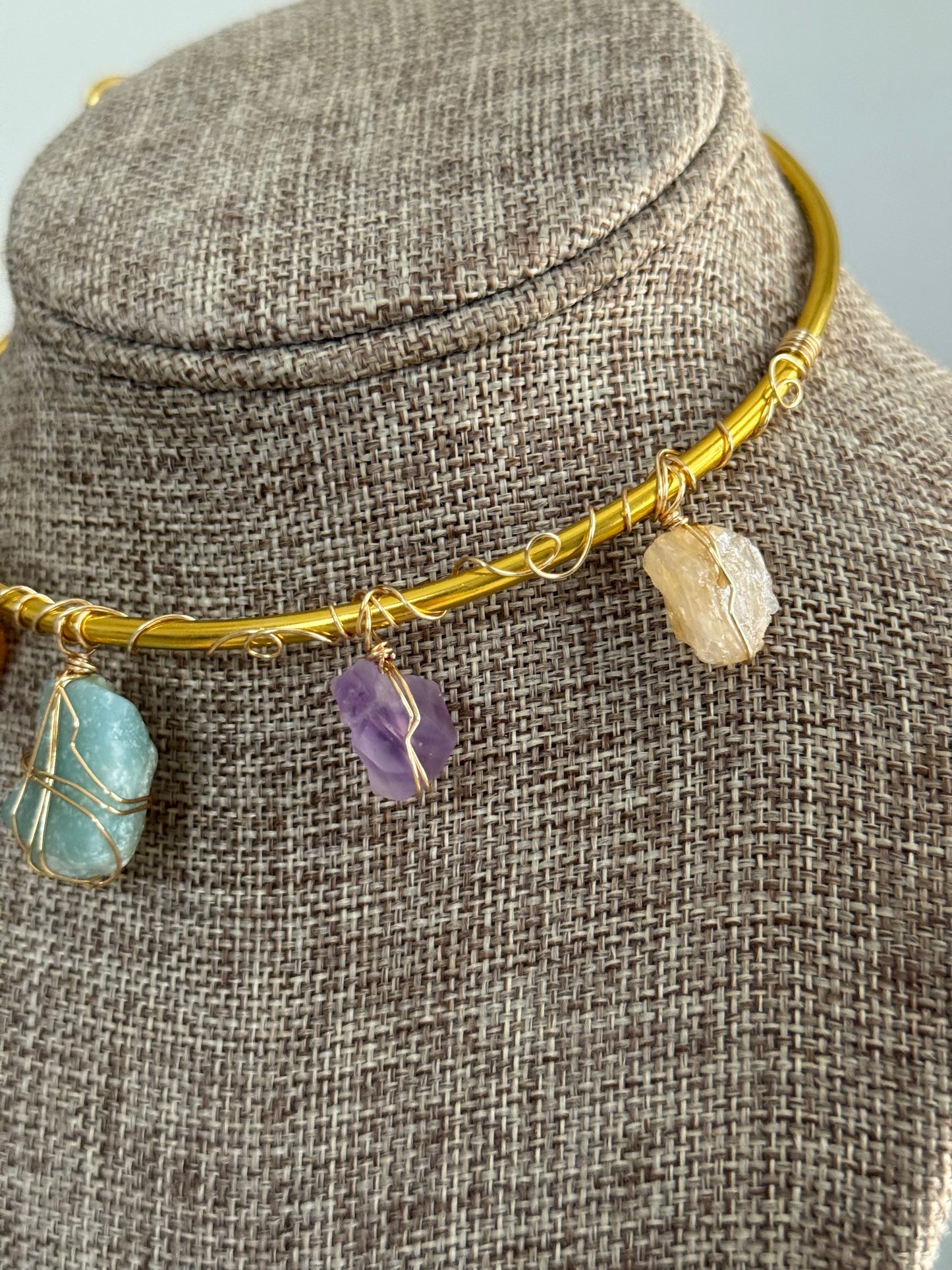 Raw stone wire choker ✨