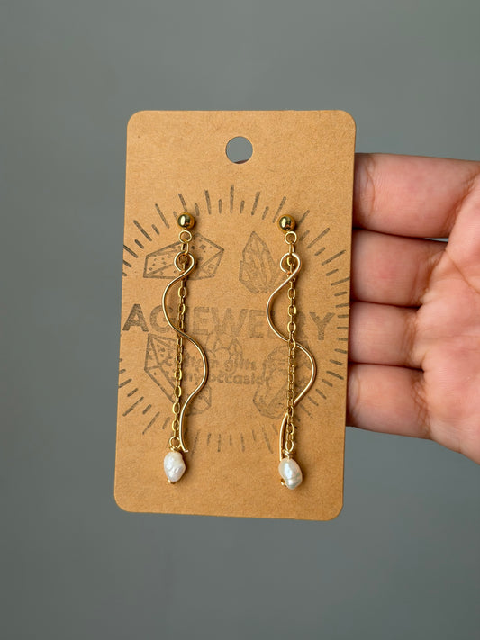 Pearl wave stud earrings