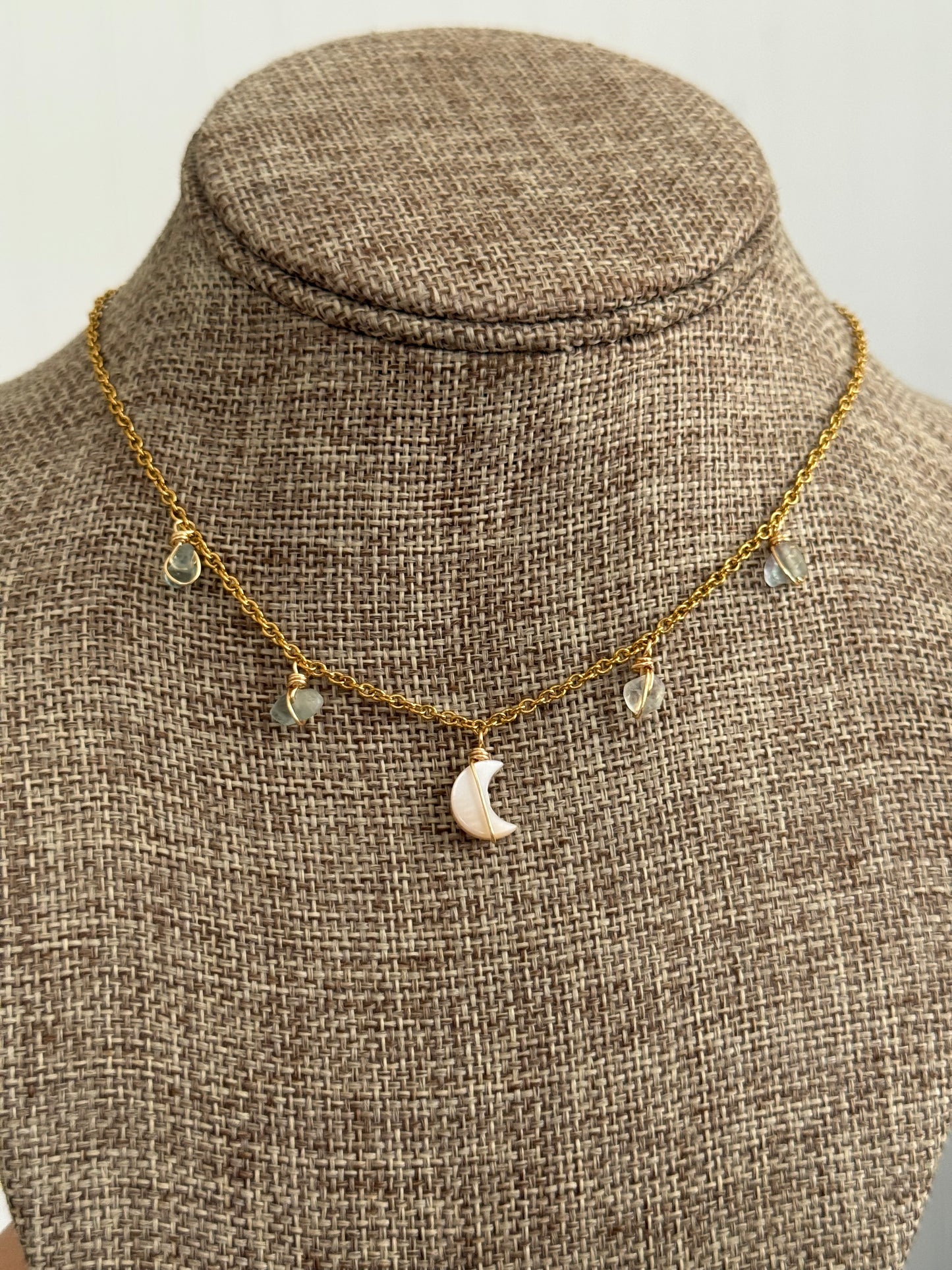 Moon nácar necklace