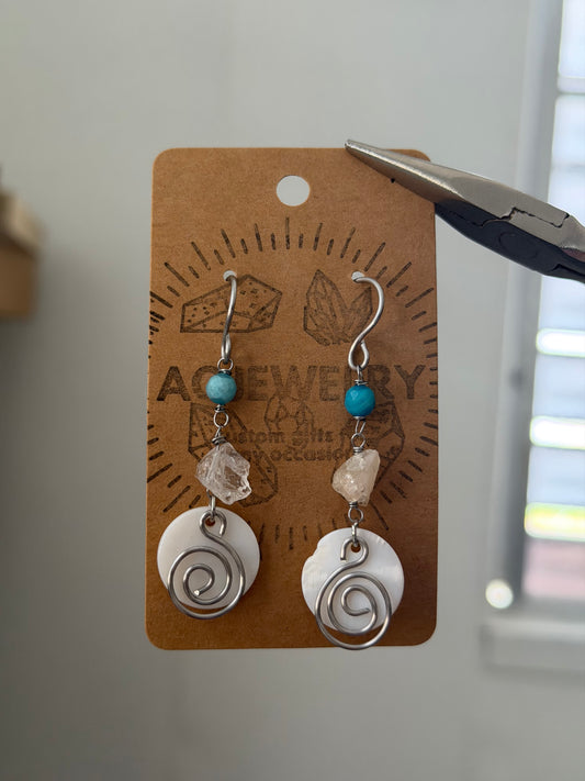 Nácar mini swirl earrings