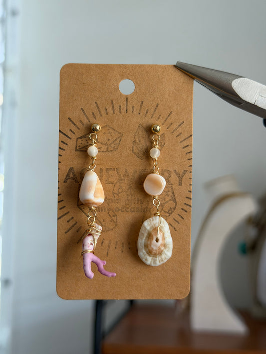 Mismatch Shell stud earrings
