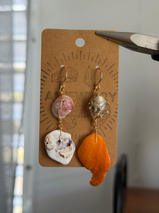 Mismatch Shell earrings