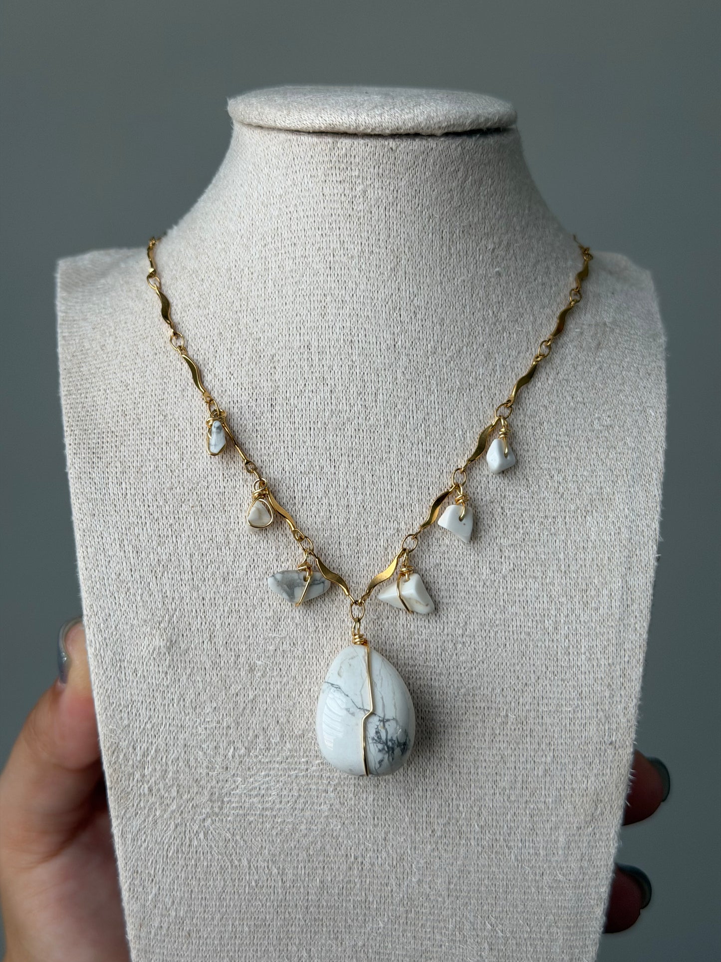 Wave howlite necklace