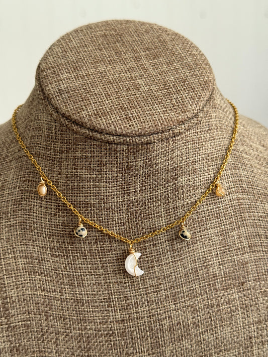 Moon nácar necklace