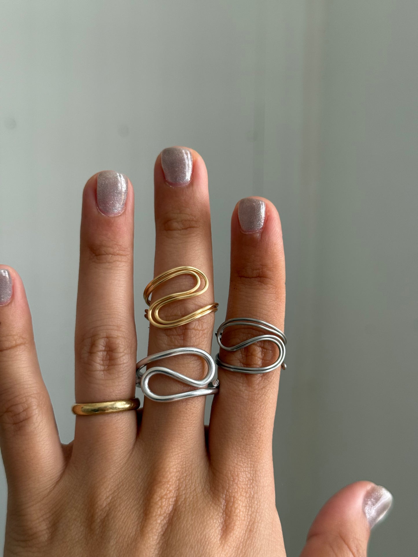 Abstract wire ring 🌀