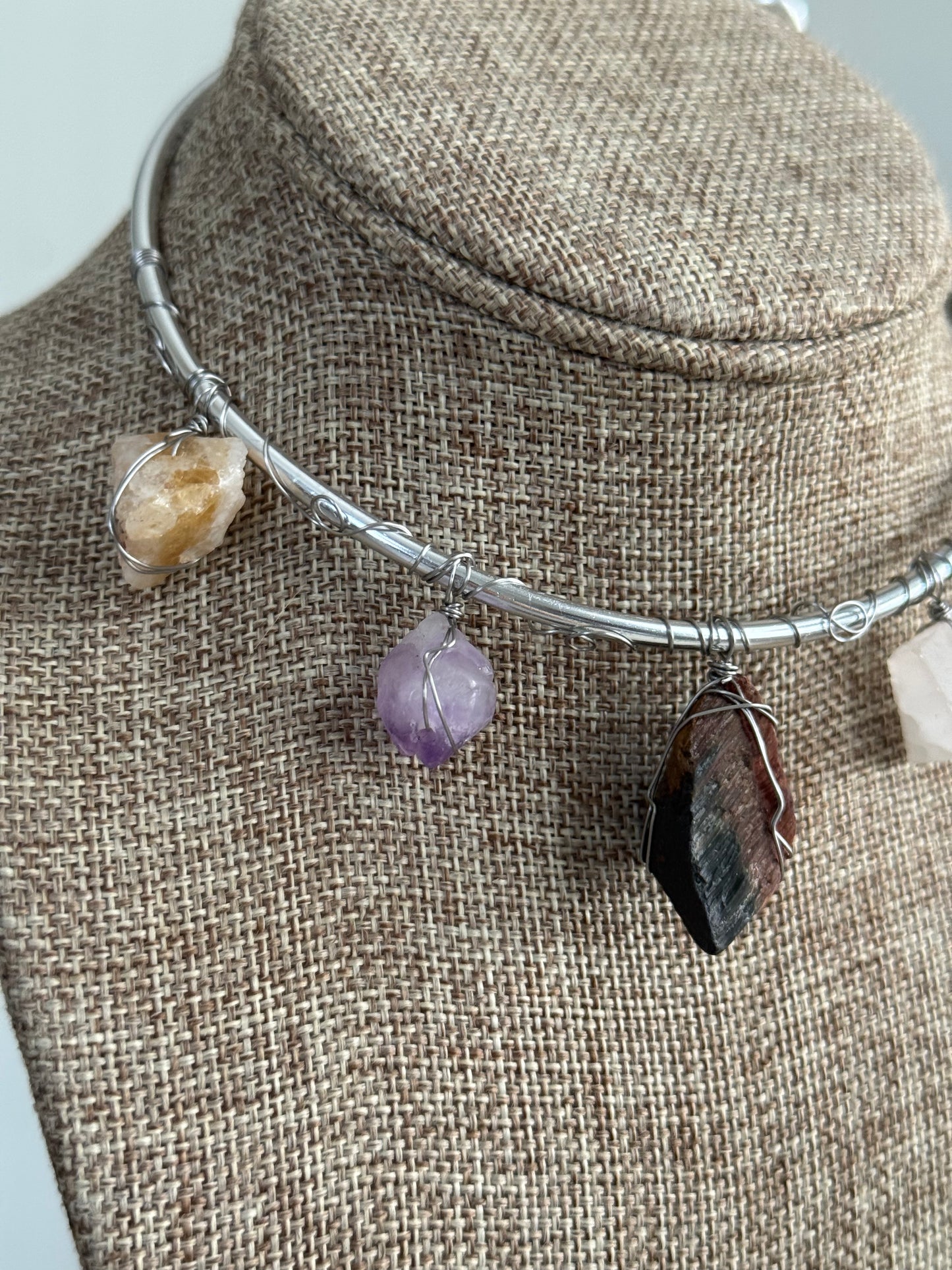 Raw stone wire choker ✨