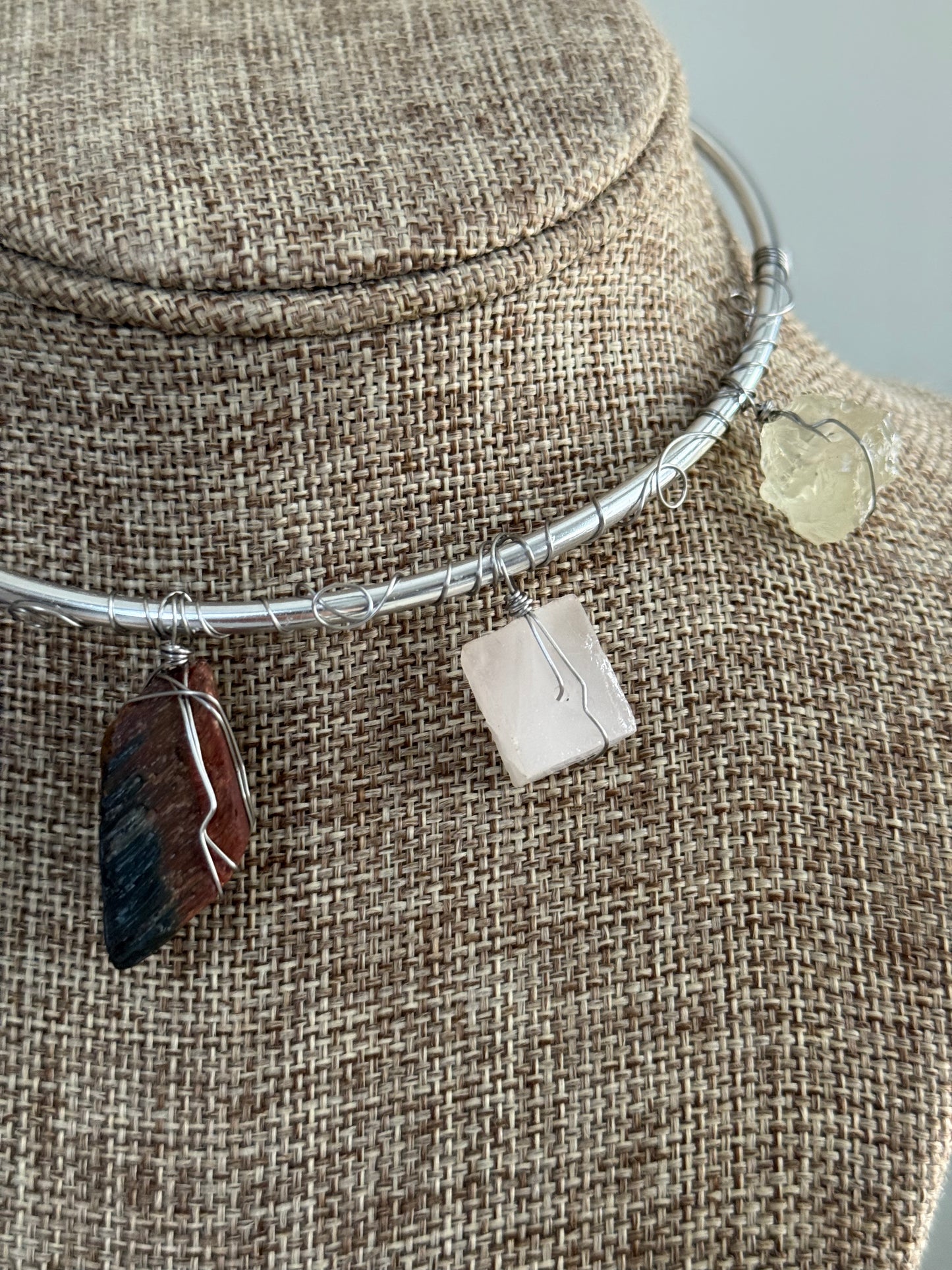 Raw stone wire choker ✨