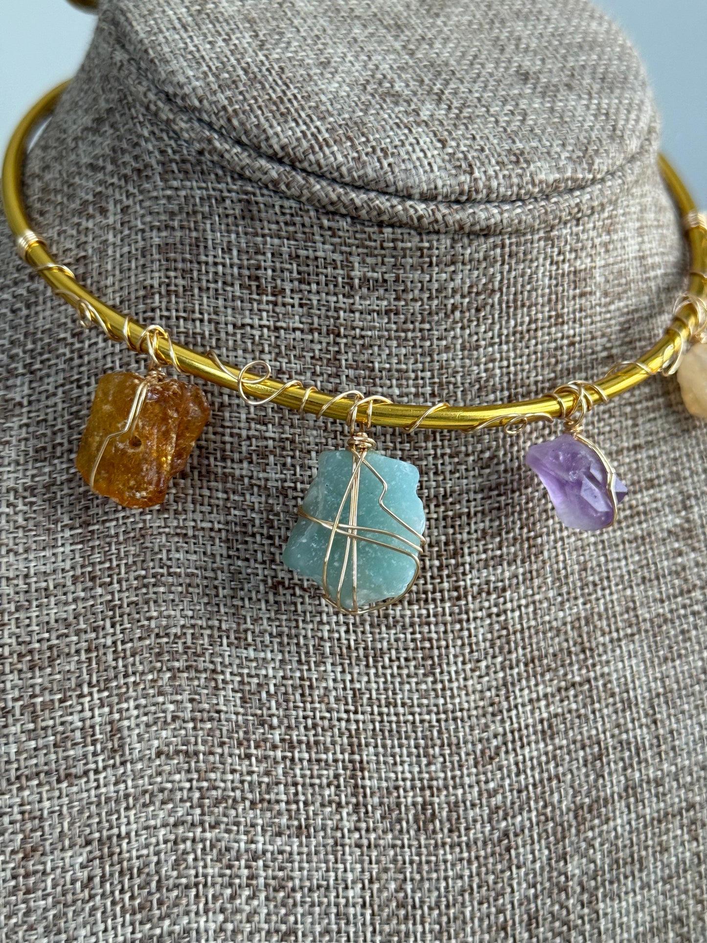 Raw stone wire choker ✨